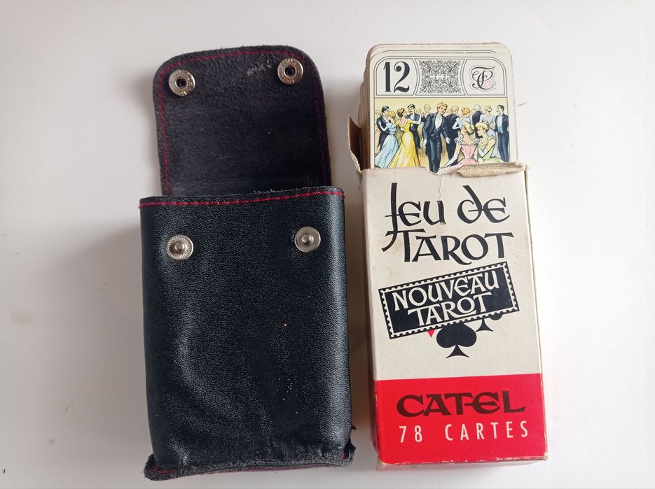 Pachet de cărți de tarot (78 de cărți) relativ vechi, în husă