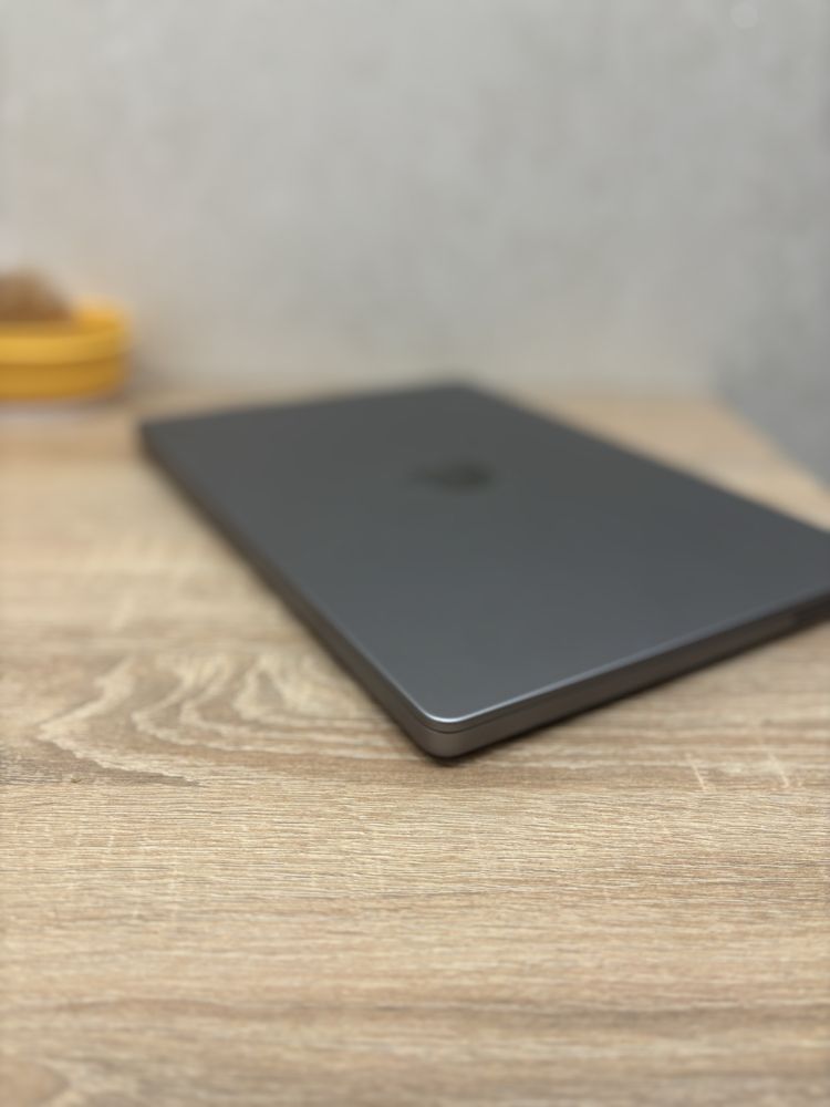 MacBook pro M3 8 GB в хорошем состаяний почти новый
