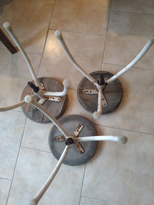 Три броя трикраки винтидж медицински столчета с винт