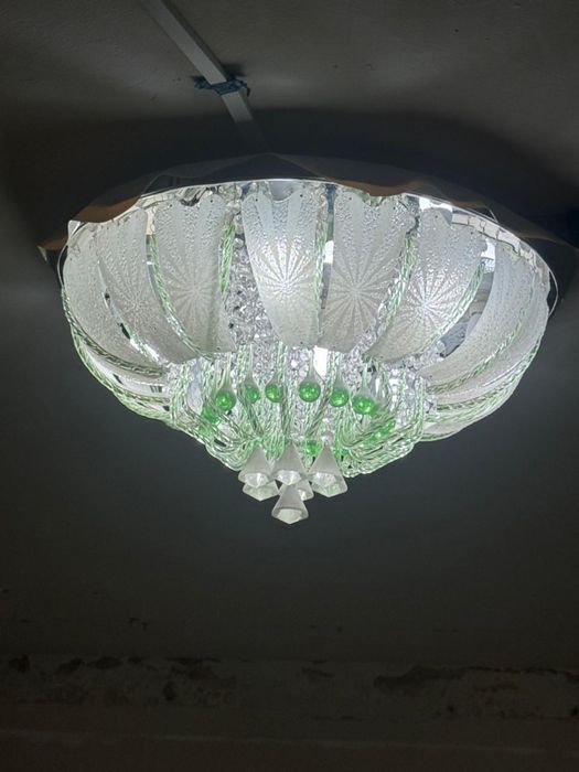 Люстра сатылады 15мың теңге,лампочкасымен берем