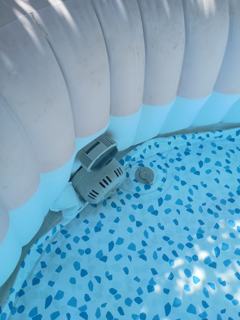 De vânzare piscina cu jakuzi