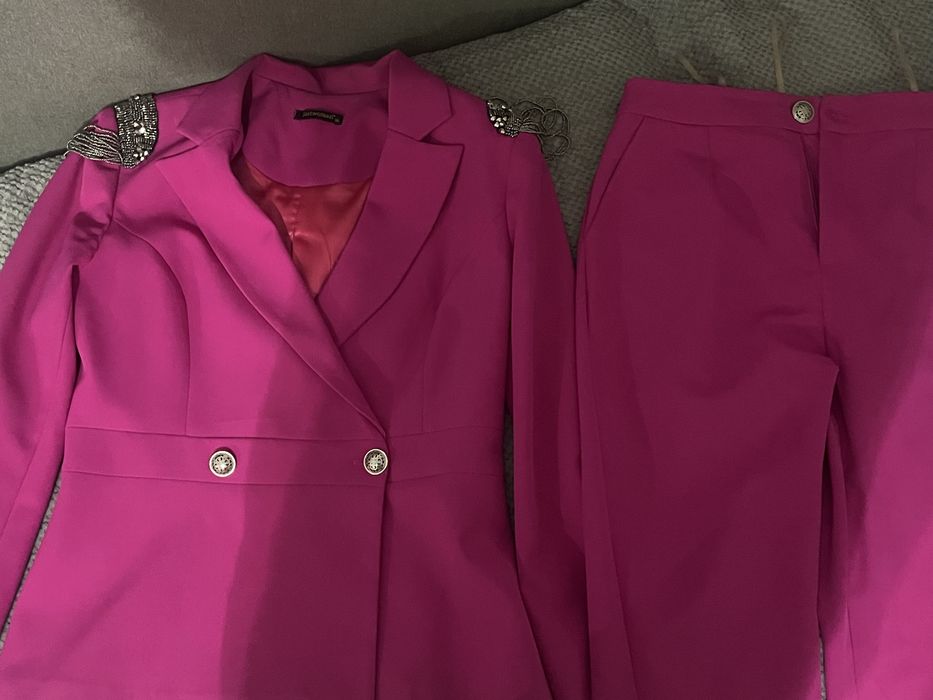 Продам красивый костюм одевался всего 1 раз