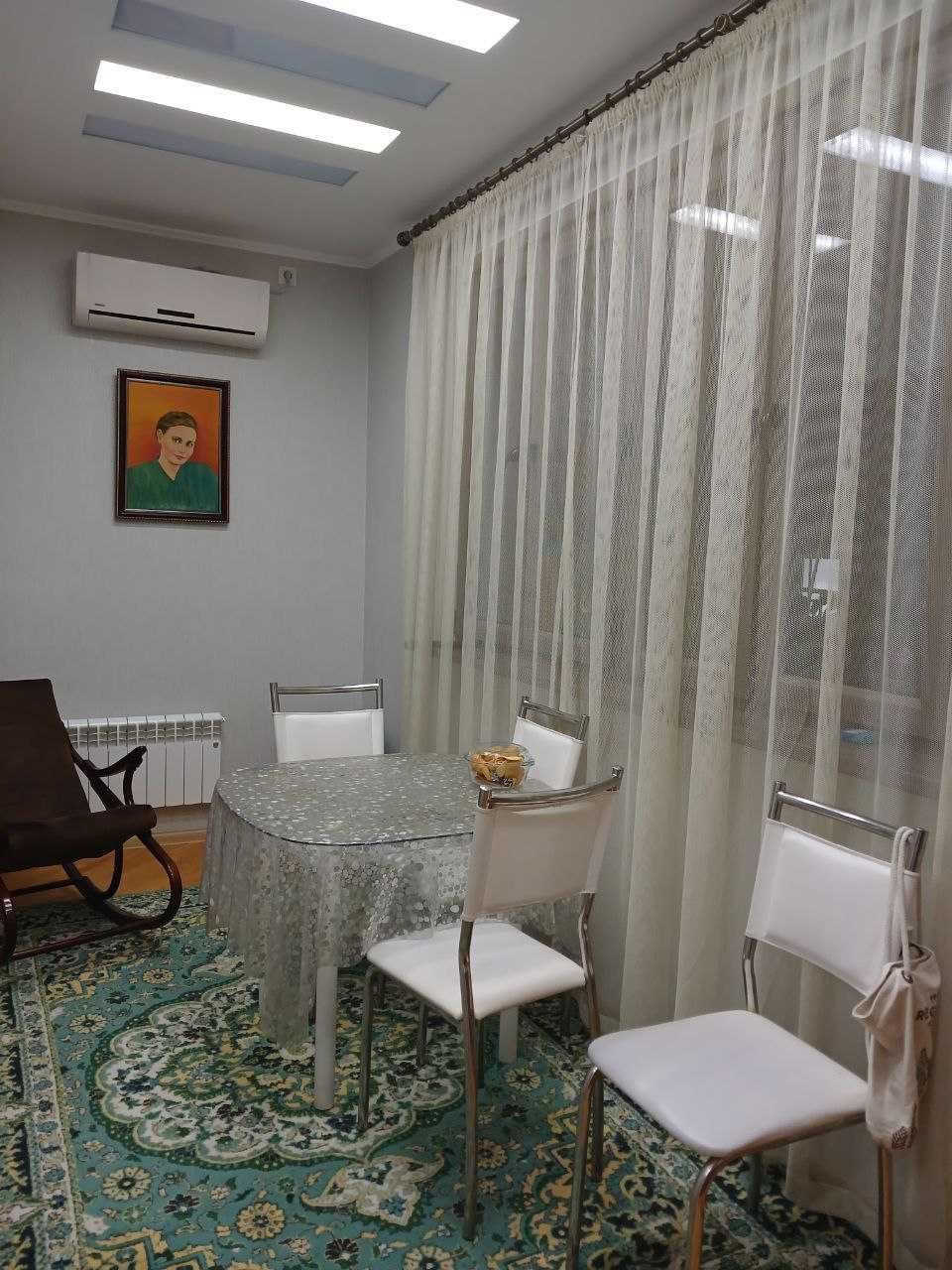 Продается стол и стулья Б/У