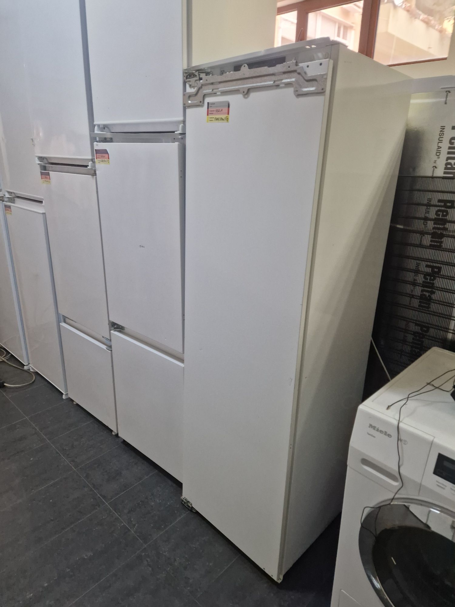 Хладилник за вграждане Electrolux A++ 320 литра