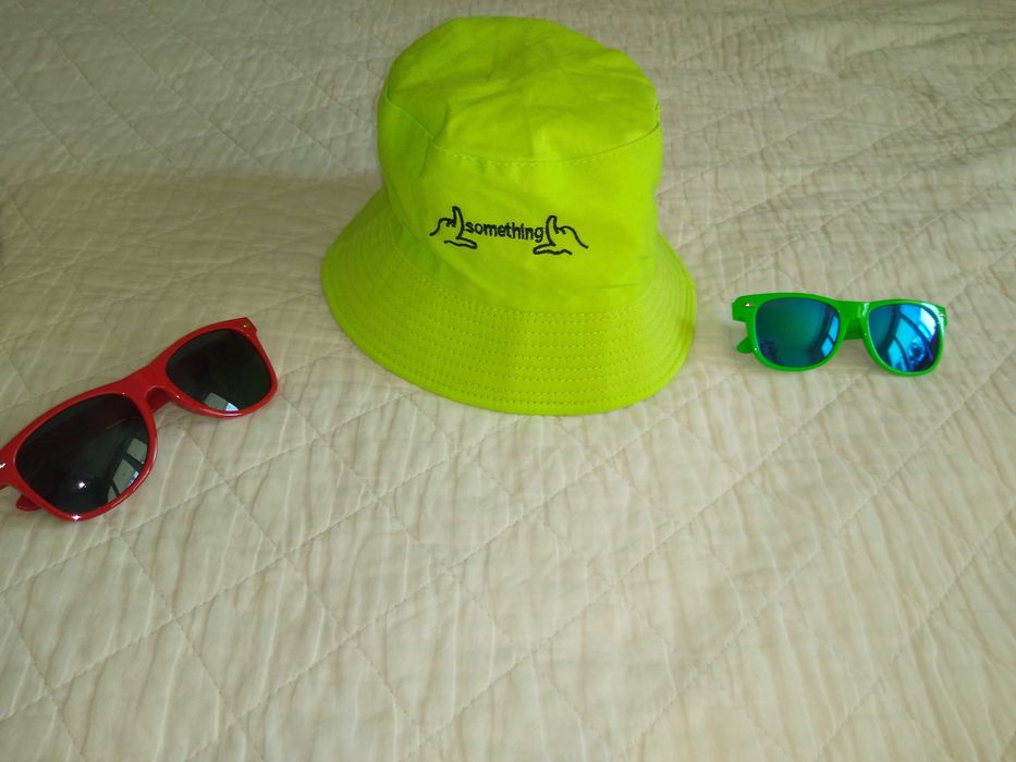 3 pălării de soare , una cu două fețe (+bonus ochelari de soare)