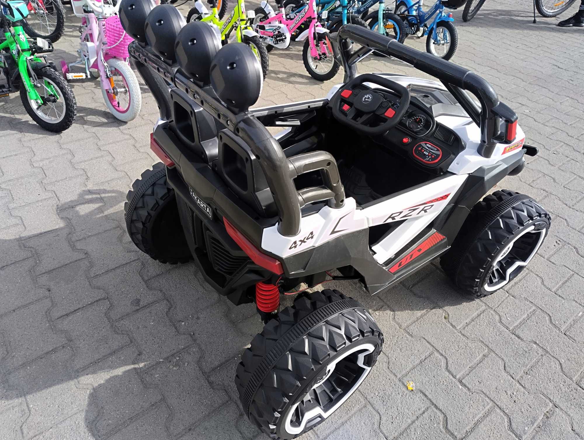 SAFARI двуместен акумулаторен джип JAKARTA 4x4 бял