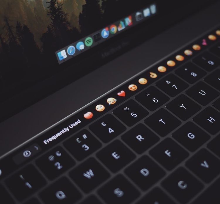 Macbook pro 2018 15,4inch  32/1024 xolati 10/10 grafika uchun jufa zo