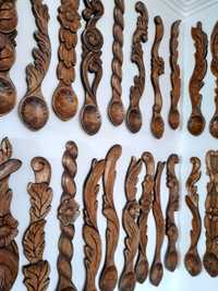 Linguri de lemn sculptate artizanal