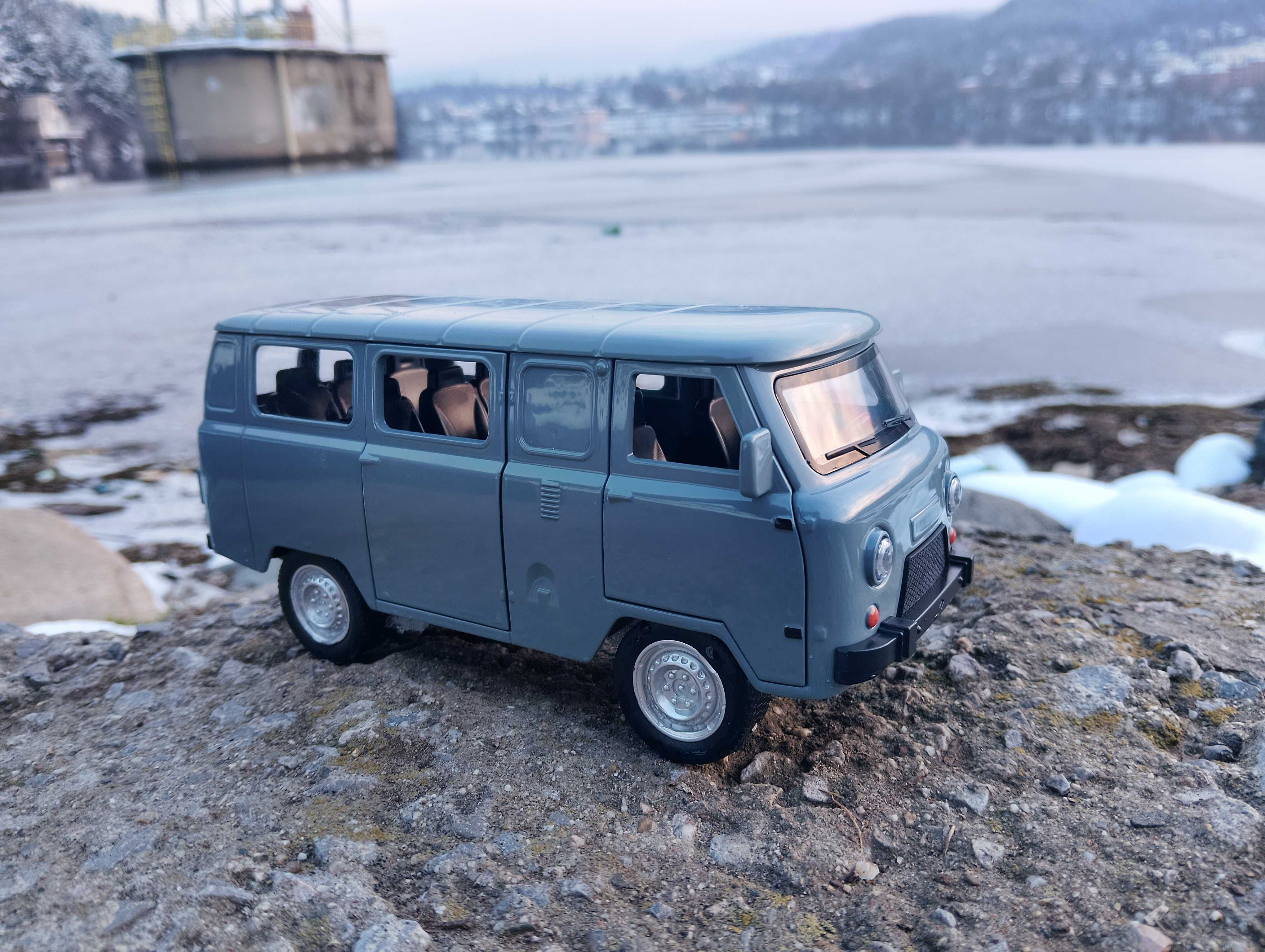 Модел-играчка УАЗ-452 в мащаб 1:24