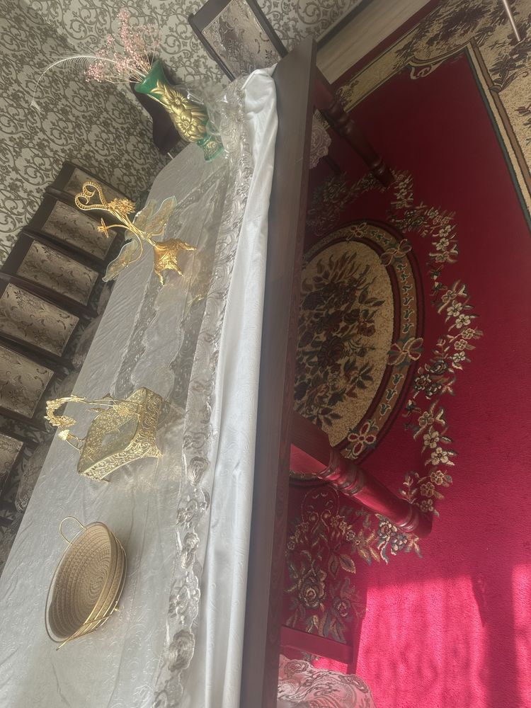 Стол со стульями в гостиную