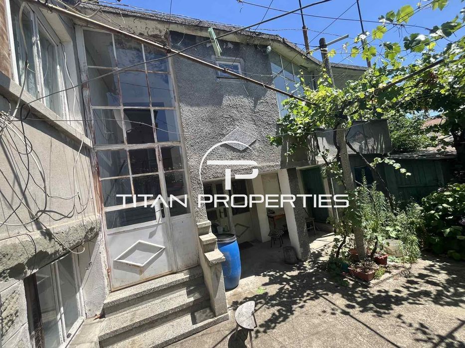 Двуетажна Къща с двор и гараж в гр. Айтос