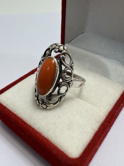 Inel vechi, din argint 835 si coral.