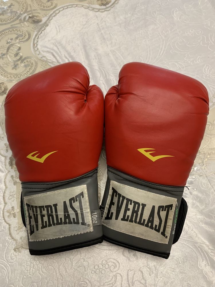 Боксерские перчатки Everlast