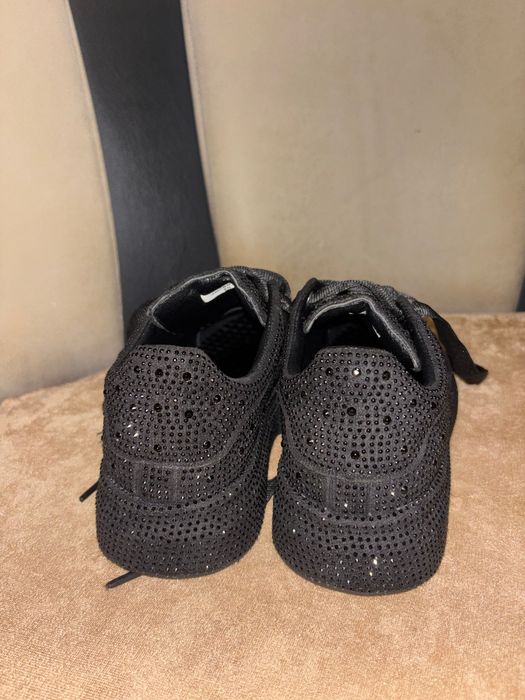 Чисто нови дамски маратонки с камъчета