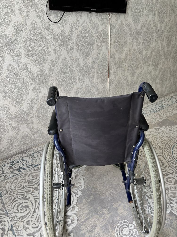 Продам инвалидную коляску