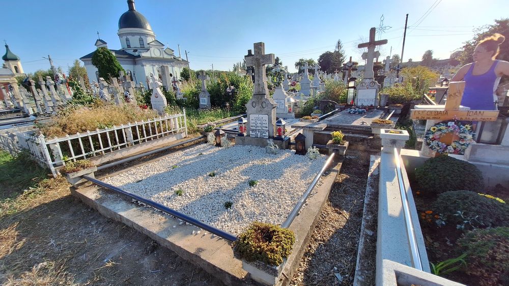 Vând loc de veci în Cimitirul Eternitatea  Roman