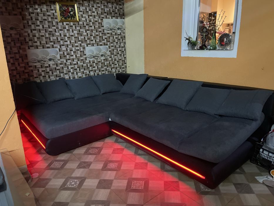 Canapea spatioasa cu spatiu de depozitare si lumină ambientala