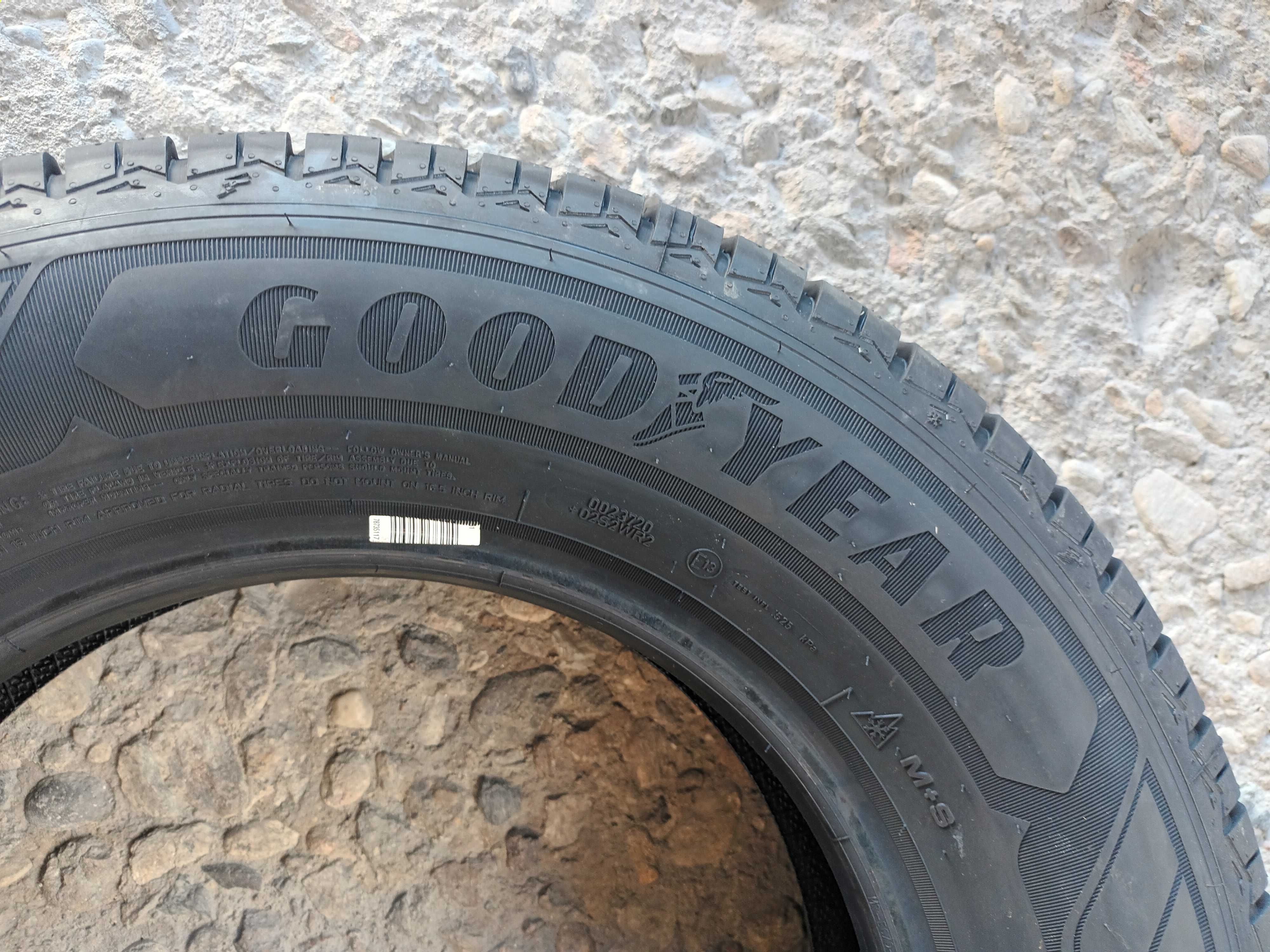 Нови бусови гуми 205/75 R16C Goodyear Cargo 4Seasons M+S 113/111R XL