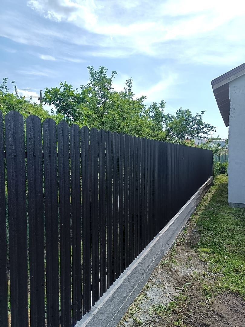 Realizăm garduri din șipcă metalică