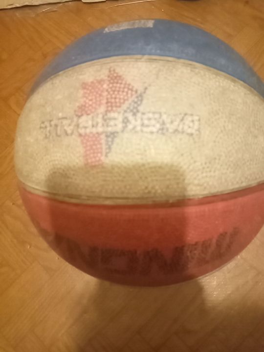 Мяч средний баскетбольный 2000 тг и мяч футбольный