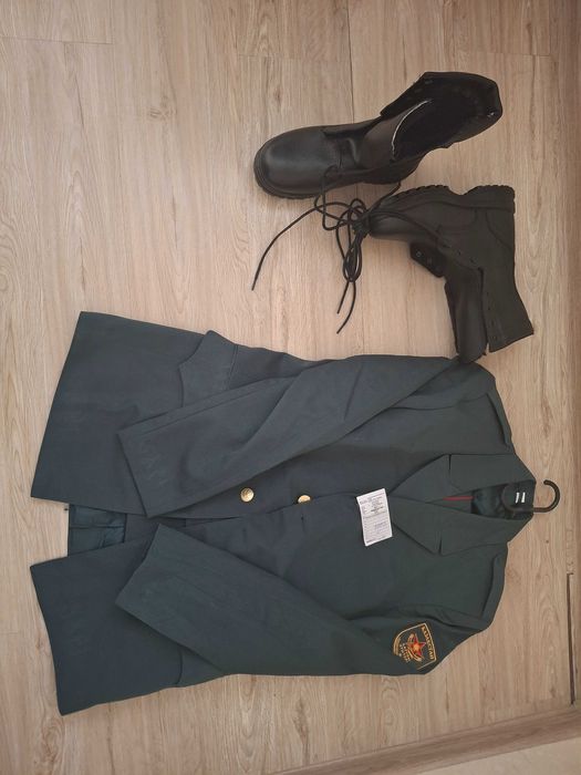 Берцы 41 го размера зимние и в подарок китель 50 го размера