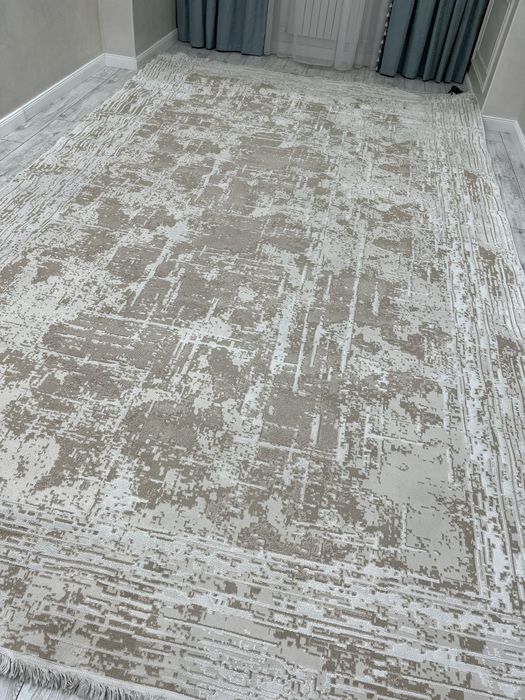 Ақ-беж түсті заманауи үлкен кілем сатамын (3×5)