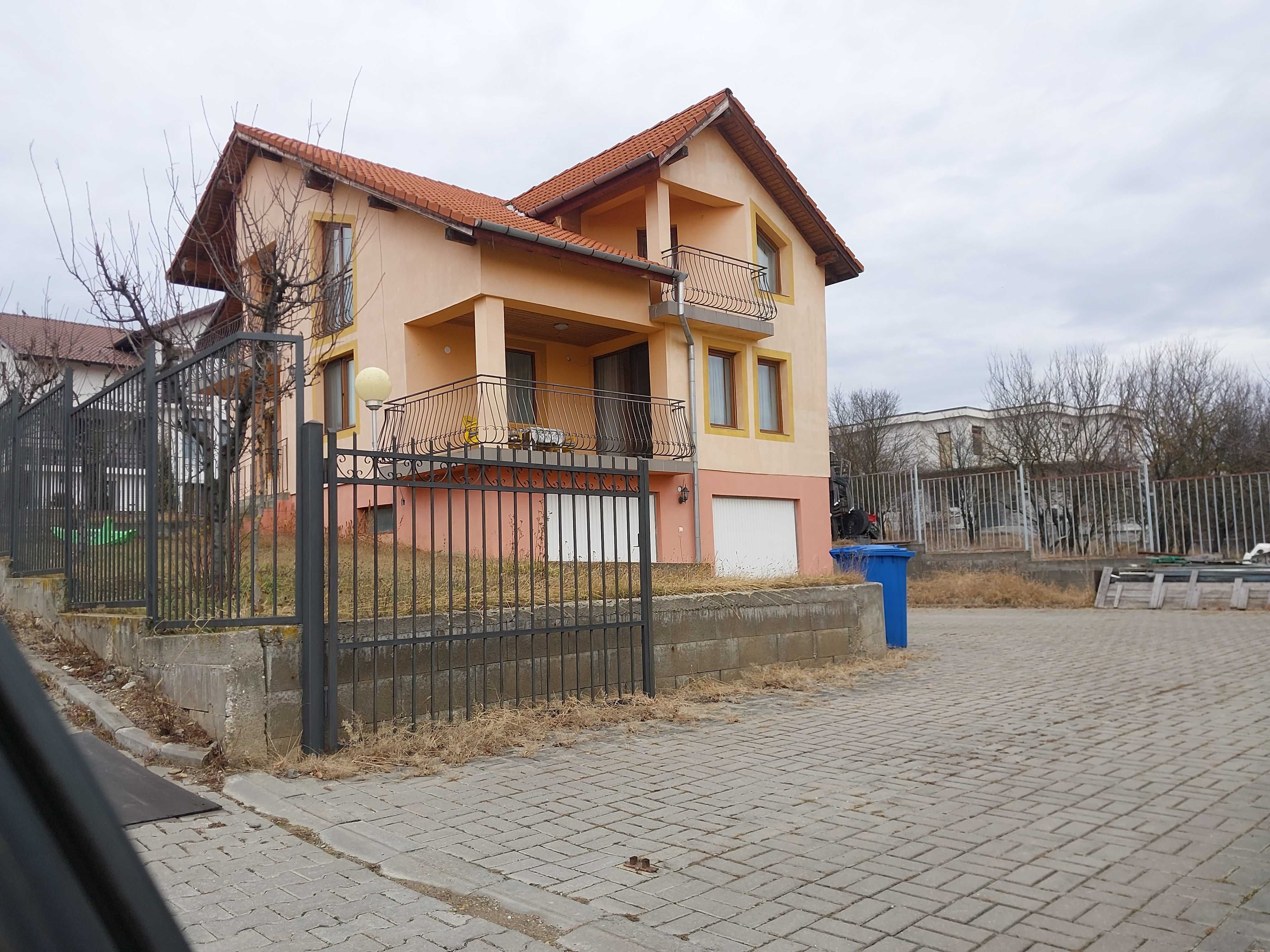 inchiriez casa in sibiu 4 camere, living mare spatios, 3 nivele, garaj