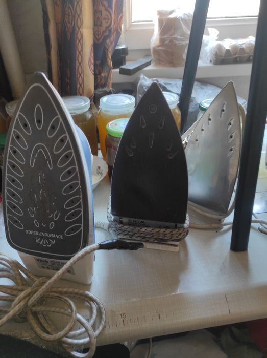 Утюги 3 штуки. Утюги