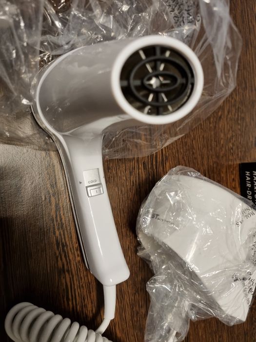 Uscător de păr cu suport de perete pentru baie