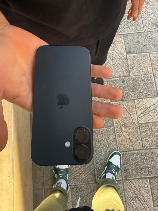 Iphone 16 fisurat putin ,in rest este in stare foarte bine