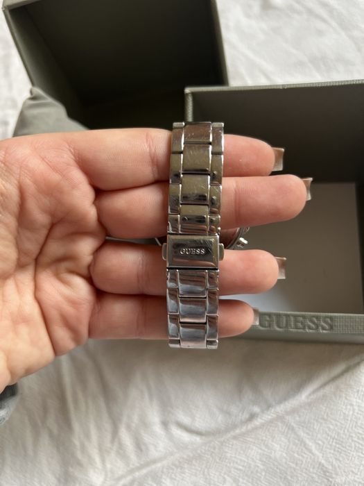 Дамски часовник  GUESS.