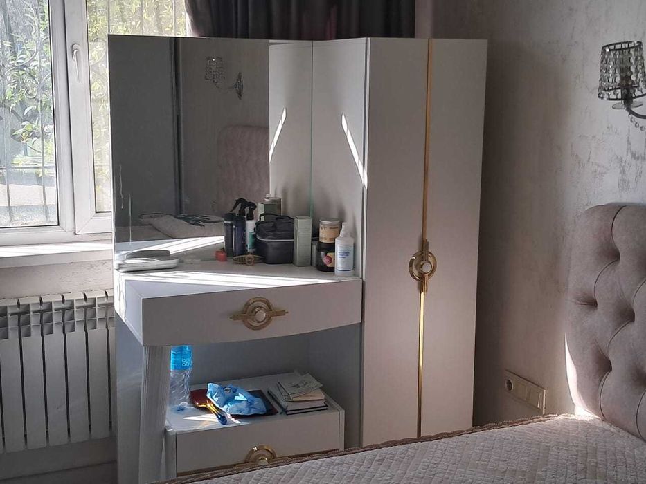 Трюмо в современном дизайне с золотыми акцентами
