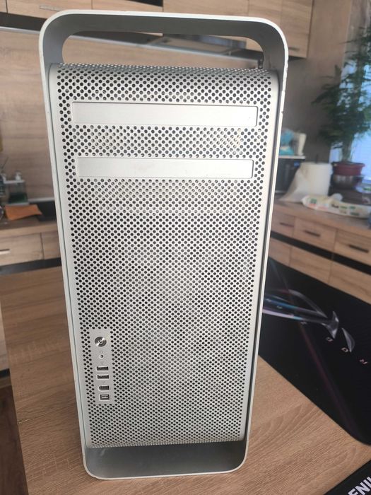 Apple Mac Pro A1186 - за части.