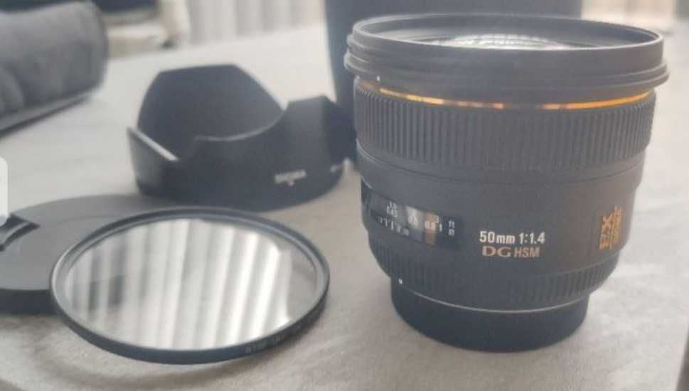 Pentax K-70 Тяло + Sigma 50mm DG HSM + Sigma 18-300 DC OS HSM + аксес.