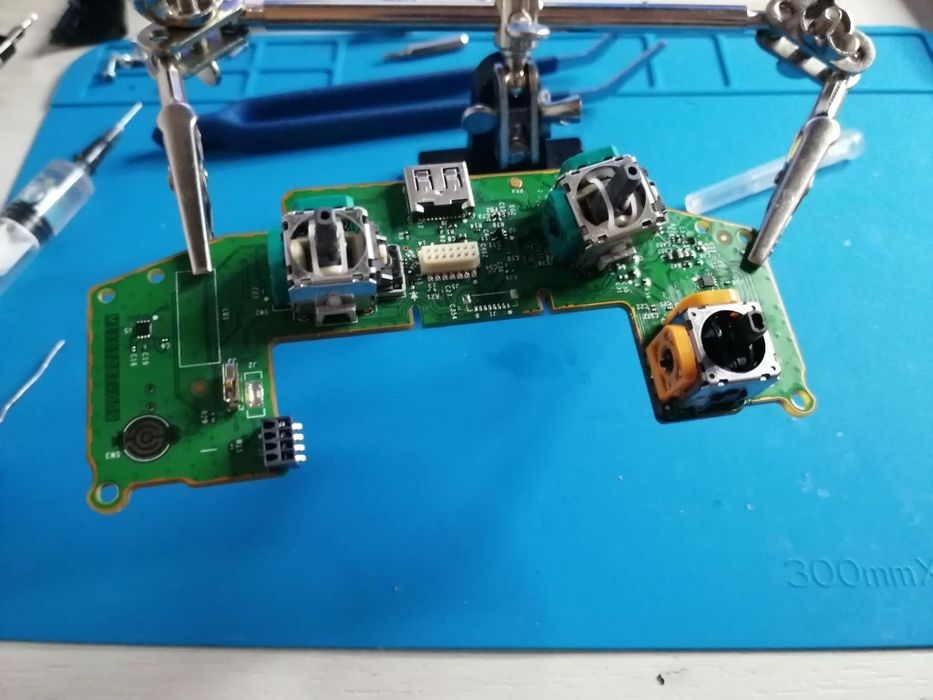 Upgrade și Reparații Controllere PS4, PS5, Xbox One/S și altele