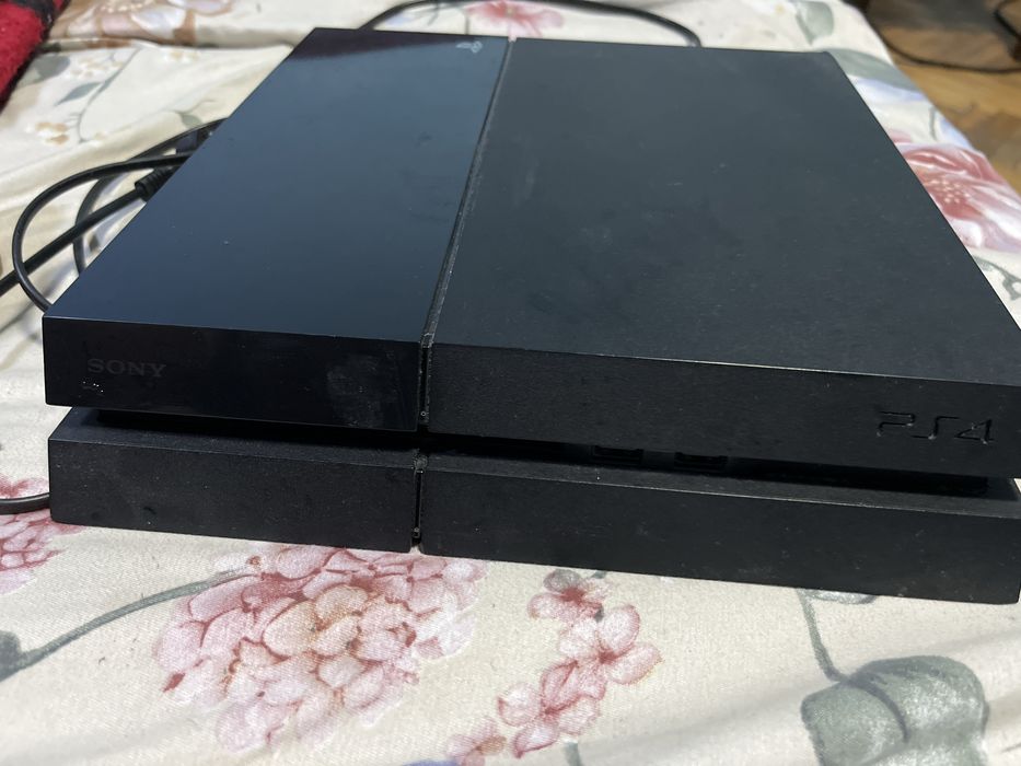 PS4 împreună cu un controler