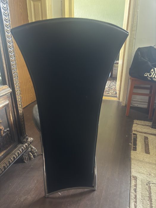 Scaun elegant acoperit cu piele in stare perfecta