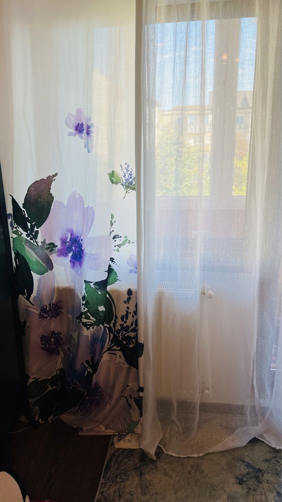 Vand doua draperii cu flori cercuri pentru living