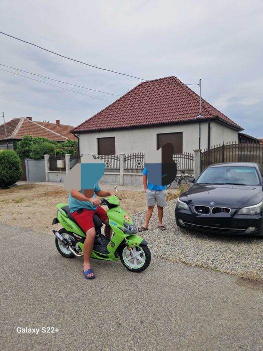 Scuter impecabil modificat