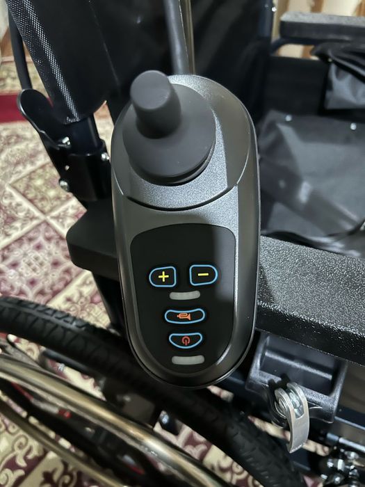 Многофункциональная коляска с жрстиком и аккумулятором новая скаробкой