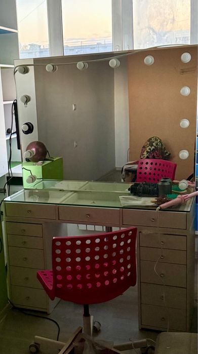 Продаётся туалетный столик в идеальном состояние