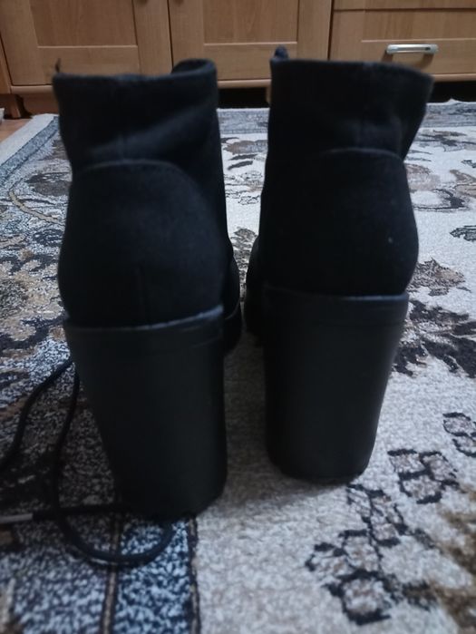 Vând botine        .