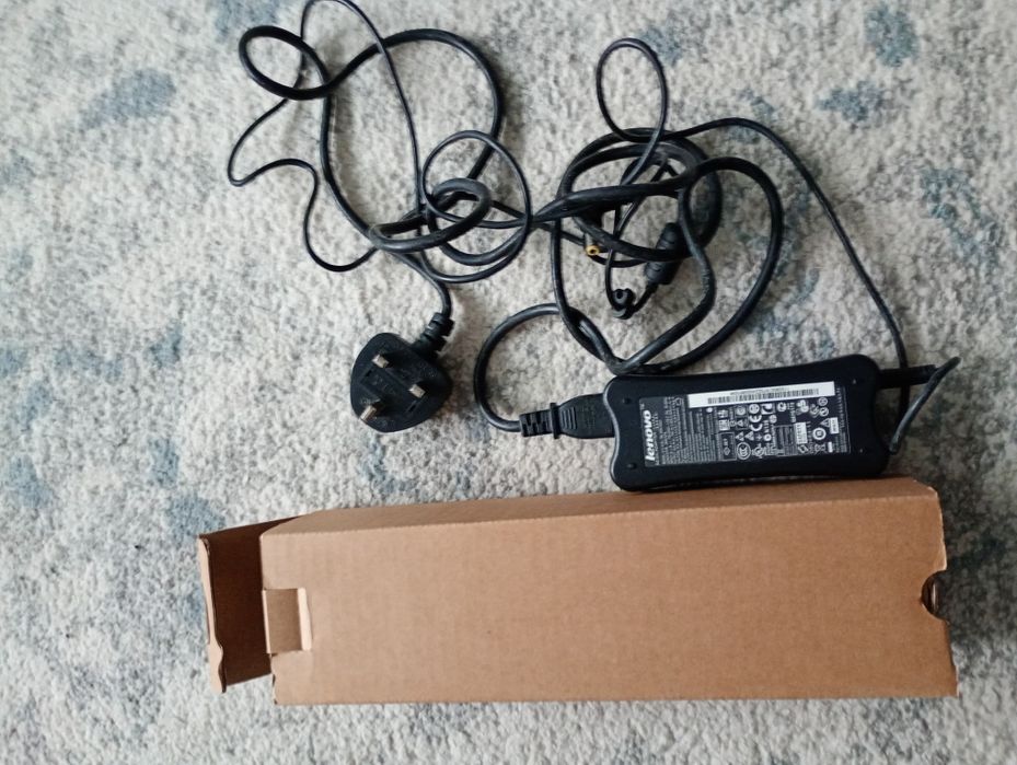 Încărcător laptop nou
