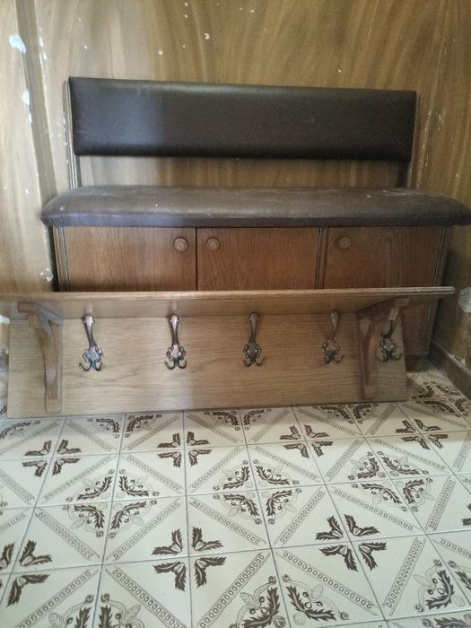 Cuier cu pantofar lemn masiv.