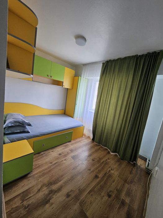 De inchiriat apartament 4 camere