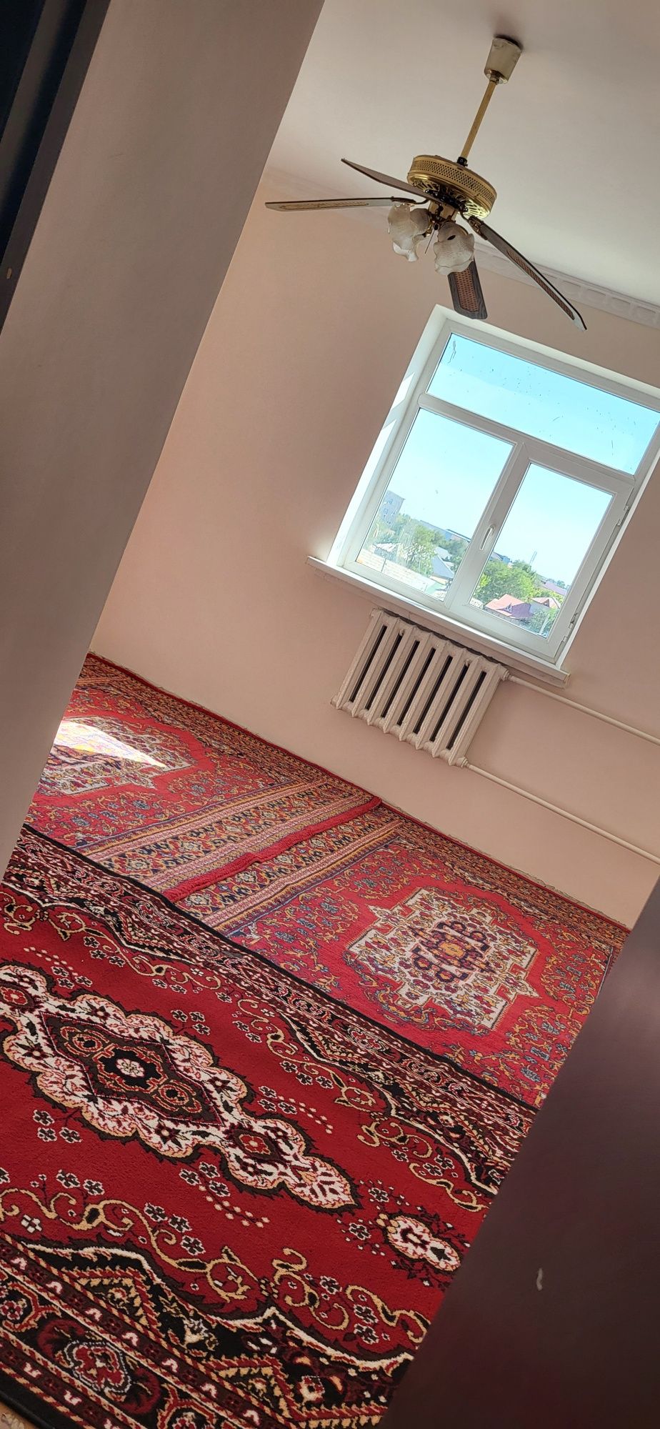108 поворотда квартира бар. Без хозайын. 4-этаж 4 хана.