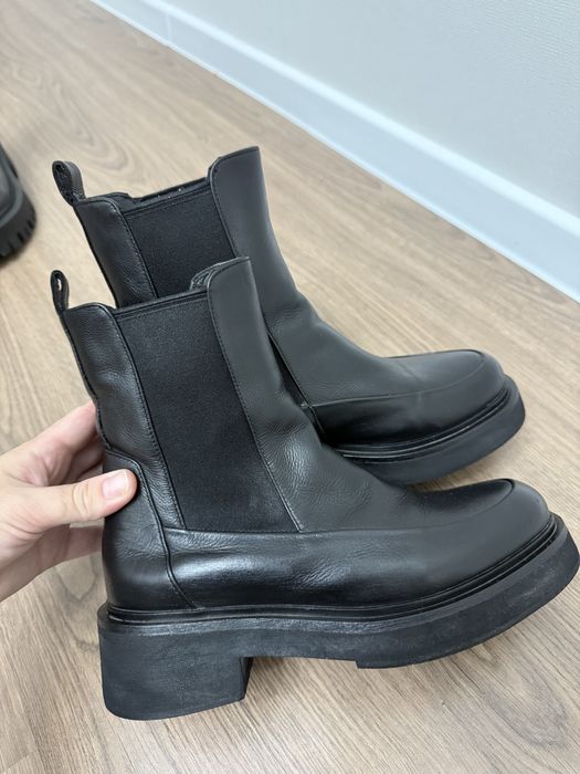 Продам зимние женские сапоги