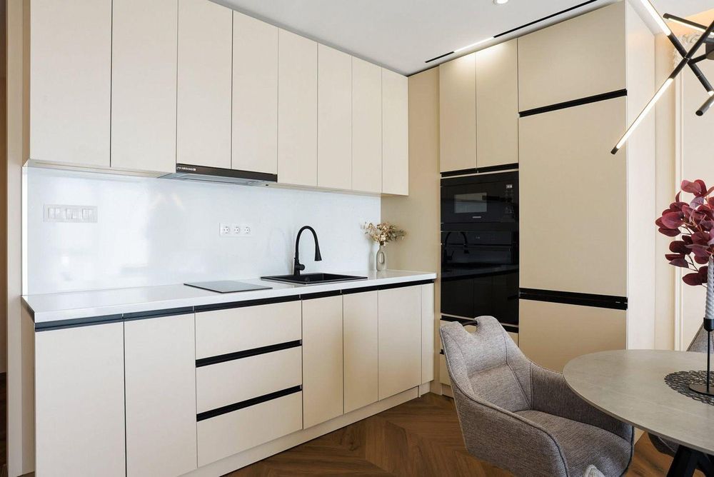 Двустаен апартамент в луксозна сграда в жк. Остромила