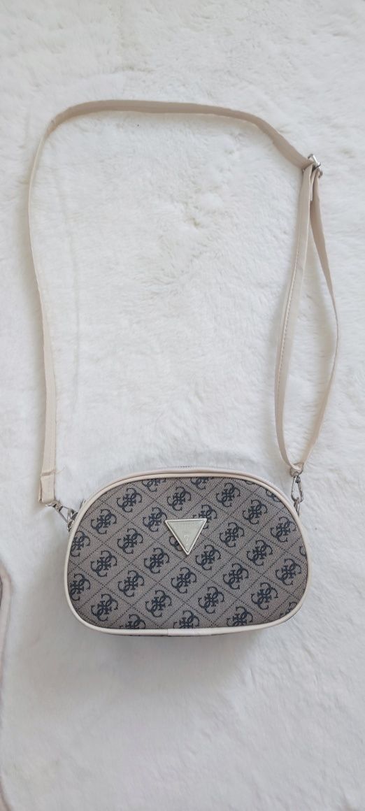 Топ модел  чанта на Guess