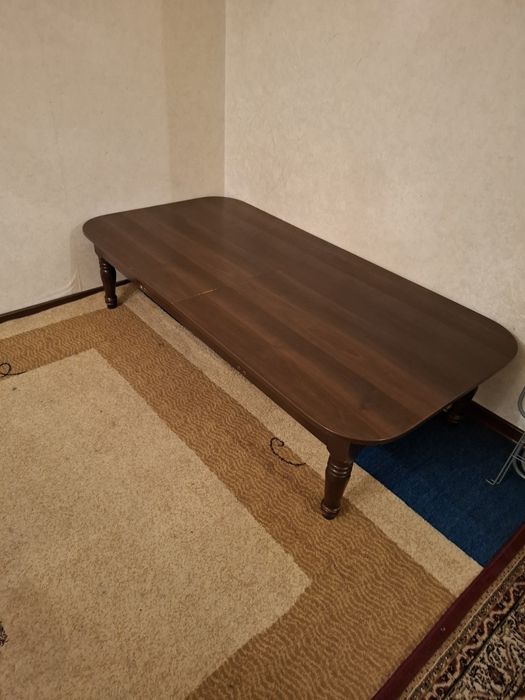 Стол обеденный низкий